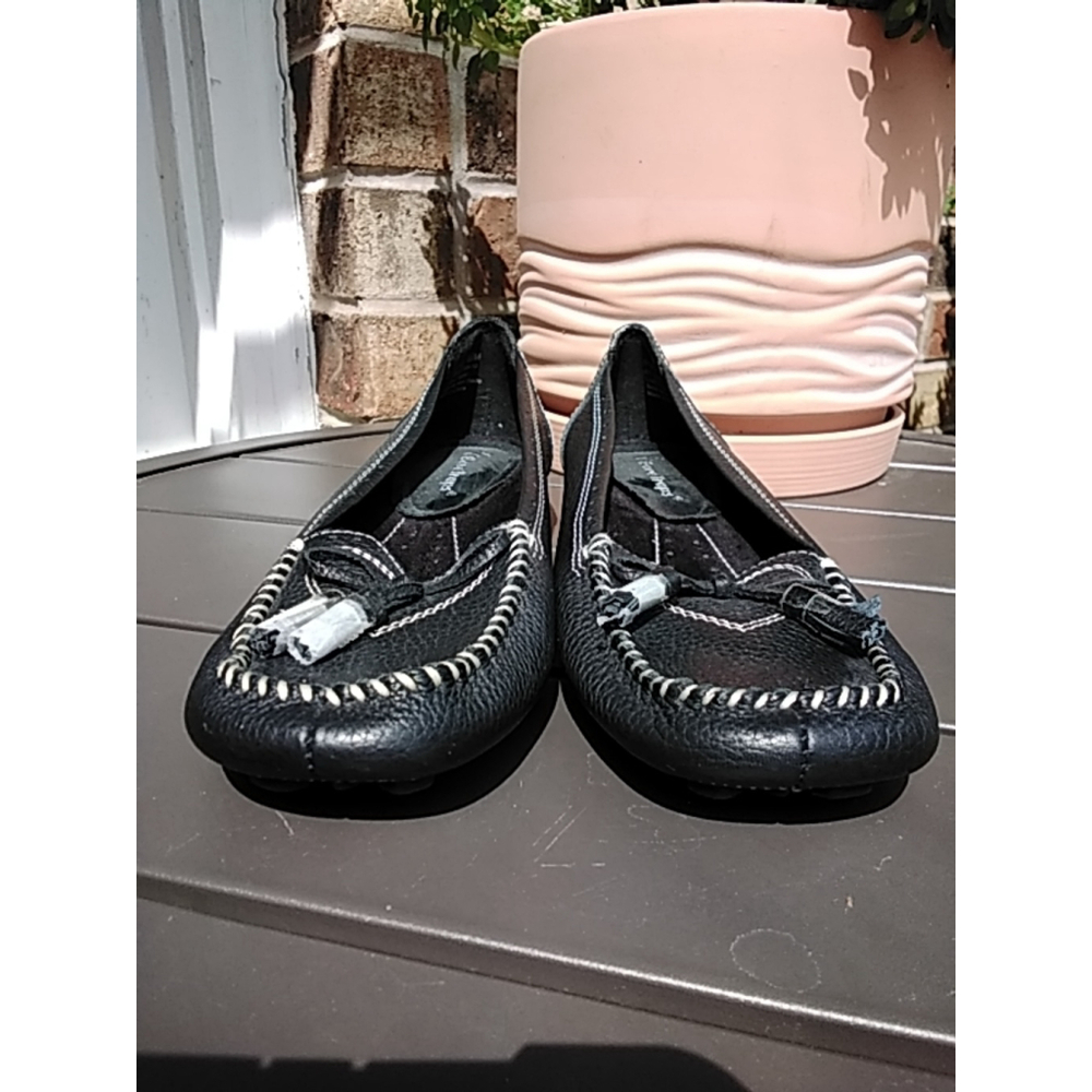Bare Traps Black Leather Heart Bow Loafers Size 6.5M Casual Chic - Picture 3 of 13